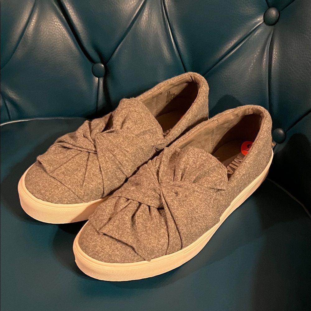 NWOT MIA Women's Gray Bow Sneakers